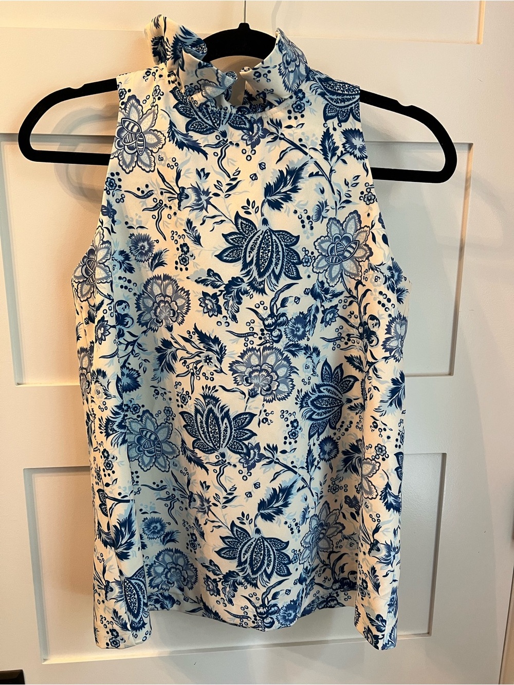 Tuckernuck Mason Blue and White Floral Sleeveless Top Ruffle Tie Back S